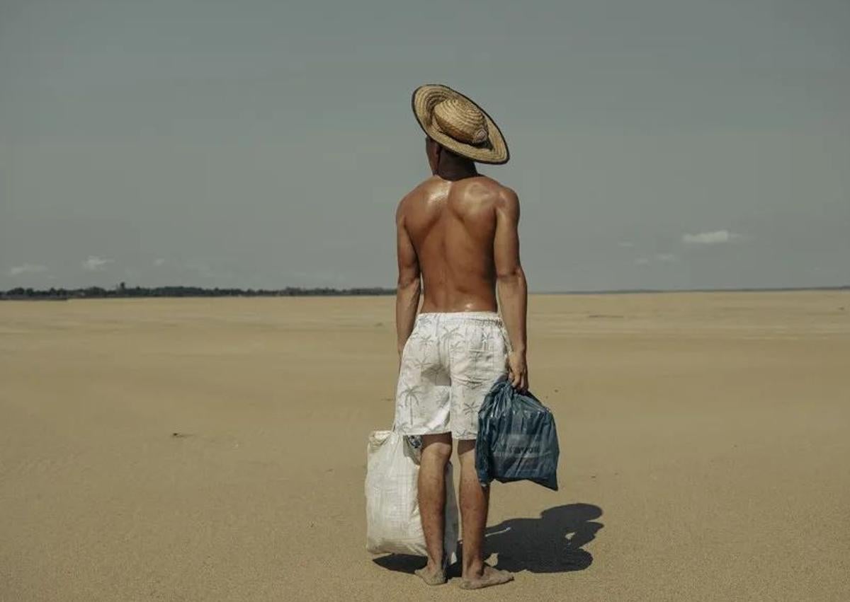 Imagen secundaria 1 - Foto realizada por John Moore para Getty Images, que muestra a migrantes chinos calentándose bajo una lluvia fría tras cruzar la frontera entre Estados Unidos y México. Una imagen realizada por Musuk Nolte para 'Panos Pictures', que retrata el Amazonas convertido en un desierto. Y detalle de 'Más allá de las trincheras', de Florian Bachmeier.